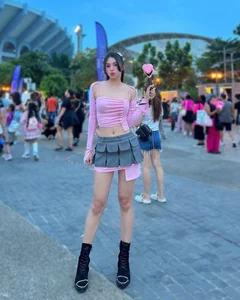 Tieu Vy Everyday Street Style: Chic Outfits Highlighting Her Tiny Waist - image 7