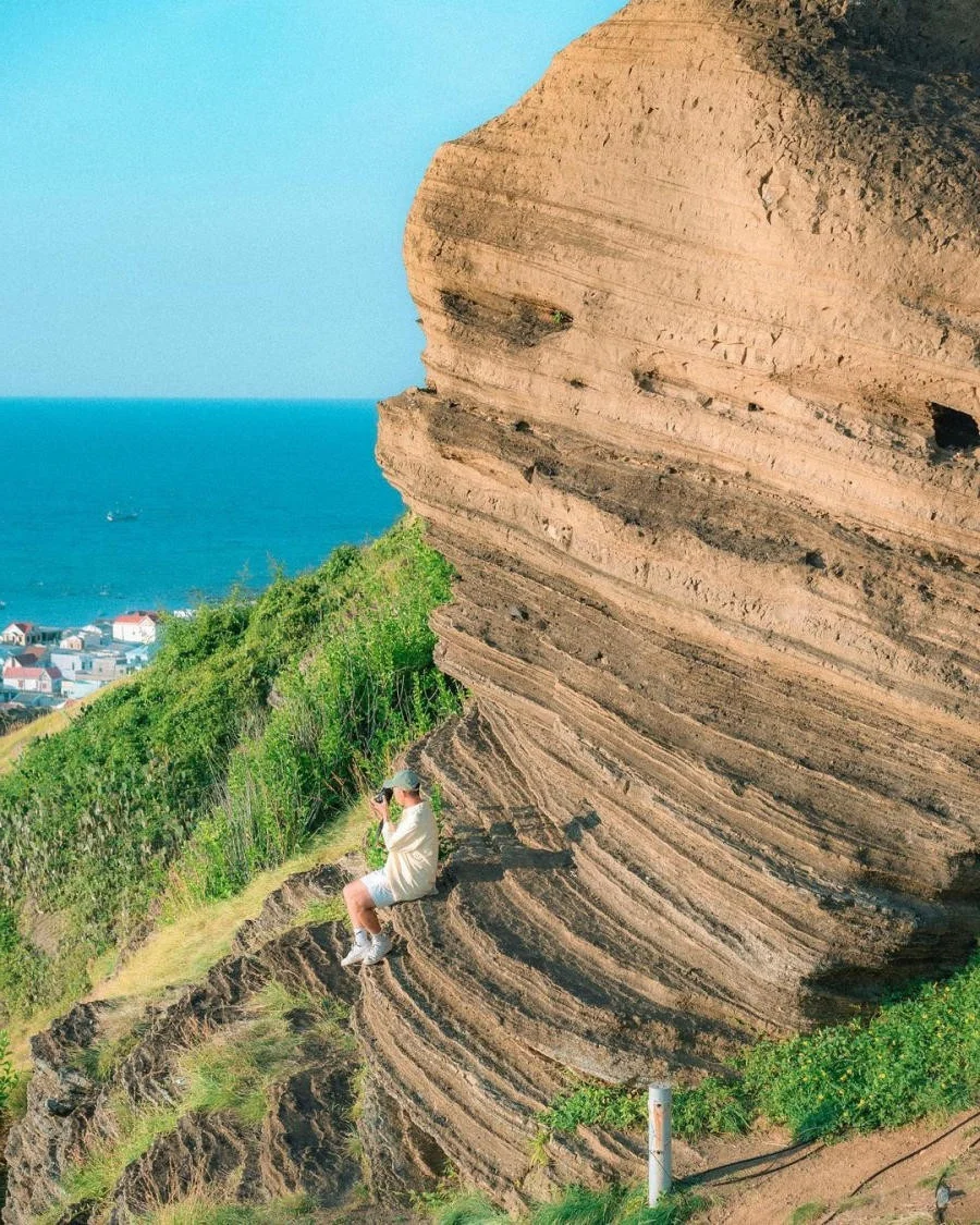 Hoanh Son Beach: The Ethereal Beauty Beneath the Deo Ngang Pass