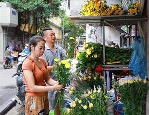 Bustling Dragon Boat Festival Market: A Celebration of Culture and Flavors - image 1