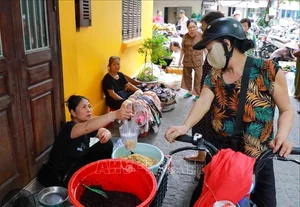 Bustling Dragon Boat Festival Market: A Celebration of Culture and Flavors - image 3