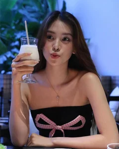 The Rise of Bows: Exploring Vietnam's Hottest Fashion Trend for 2024 - image 6