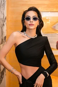 Thanh Hang and Ho Ngoc Ha Showcase Deep Friendship in Red and Black Outfits - image 4