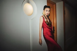 Thanh Hang and Ho Ngoc Ha Showcase Deep Friendship in Red and Black Outfits - image 5