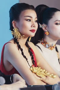 Thanh Hang and Ho Ngoc Ha Showcase Deep Friendship in Red and Black Outfits - image 1