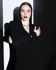 Thanh Hang and Ho Ngoc Ha Showcase Deep Friendship in Red and Black Outfits - image 14