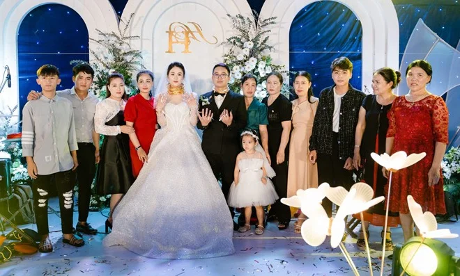 Stunning Nghe An Bride Shines with Lavish Gold Jewelry and Radiant Beauty in Viral Wedding Photos