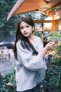 YiTuYu Art Language Vol.6318 Featuring Xiao Hang: A Study in Garden Elegance and Natural Portraiture - image 6
