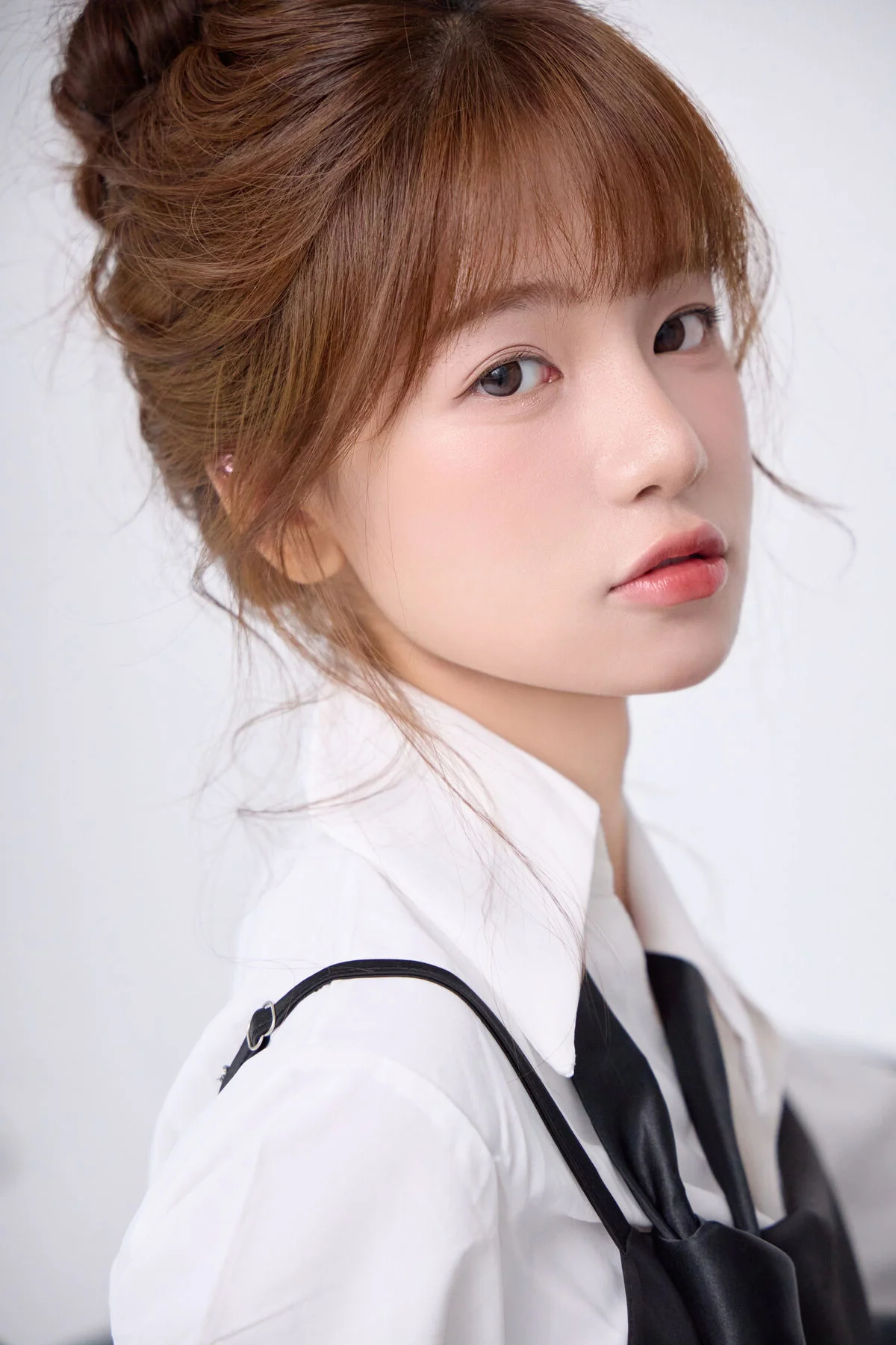YiTuYu Art Language Vol.7578 Wen Si Er Vv: A Study in Sophistication and Visual Poise