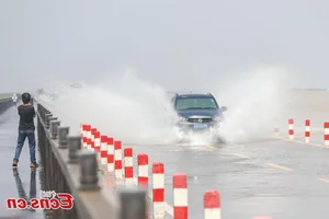 Breathtaking Water Highway: China's Most Spectacular Flooded Road - image 0