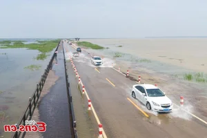 Breathtaking Water Highway: China's Most Spectacular Flooded Road - image 4