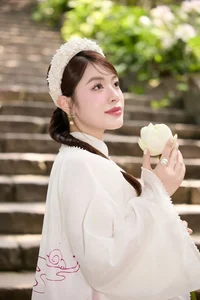 Singer Thu Hang Radiates Elegance in Traditional White Ao Dai - image 0