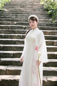 Singer Thu Hang Radiates Elegance in Traditional White Ao Dai - image 2