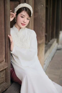 Singer Thu Hang Radiates Elegance in Traditional White Ao Dai - image 1