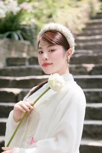 Singer Thu Hang Radiates Elegance in Traditional White Ao Dai - image 5