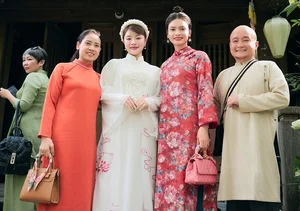 Singer Thu Hang Radiates Elegance in Traditional White Ao Dai - image 9