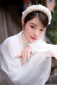 Singer Thu Hang Radiates Elegance in Traditional White Ao Dai - image 12