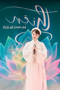 Singer Thu Hang Radiates Elegance in Traditional White Ao Dai - image 10