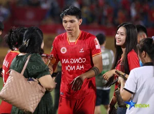 Doan Hai My Celebrates V-League Championship on the Pitch with Van Hau - image 6