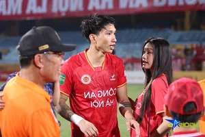 Doan Hai My Celebrates V-League Championship on the Pitch with Van Hau - image 8