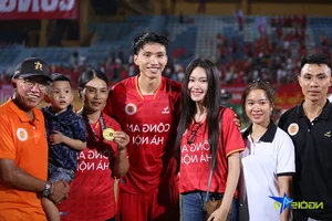 Doan Hai My Celebrates V-League Championship on the Pitch with Van Hau - image 1