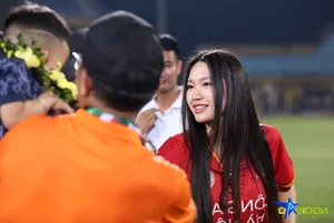 Doan Hai My Celebrates V-League Championship on the Pitch with Van Hau - image 4