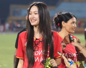 Doan Hai My Celebrates V-League Championship on the Pitch with Van Hau - image 0