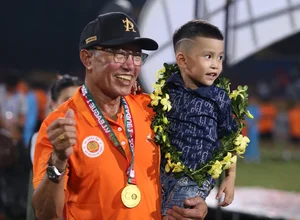Doan Hai My Celebrates V-League Championship on the Pitch with Van Hau - image 2