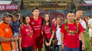 Doan Hai My Celebrates V-League Championship on the Pitch with Van Hau - image 3