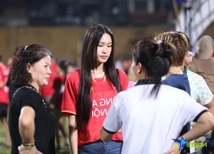 Doan Hai My Celebrates V-League Championship on the Pitch with Van Hau - image 7