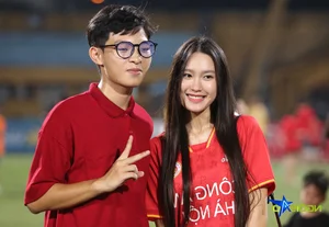 Doan Hai My Celebrates V-League Championship on the Pitch with Van Hau - image 10
