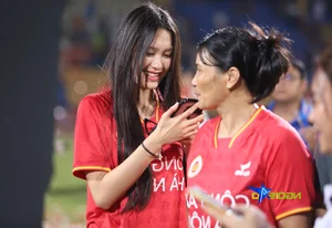 Doan Hai My Celebrates V-League Championship on the Pitch with Van Hau - image 5