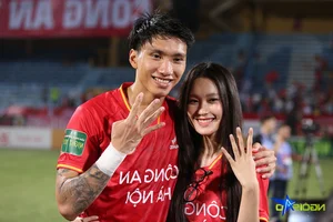 Doan Hai My Celebrates V-League Championship on the Pitch with Van Hau - image 9
