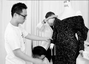 British Superstar Adele Stuns in a Gorgeous Gown by Renowned Vietnamese Designer Cong Tri - image 3