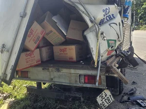 Da Nang Traffic Incident: Parked Truck Severely Deformed in Sudden Collision - image 0