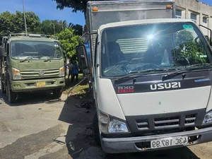Da Nang Traffic Incident: Parked Truck Severely Deformed in Sudden Collision - image 4