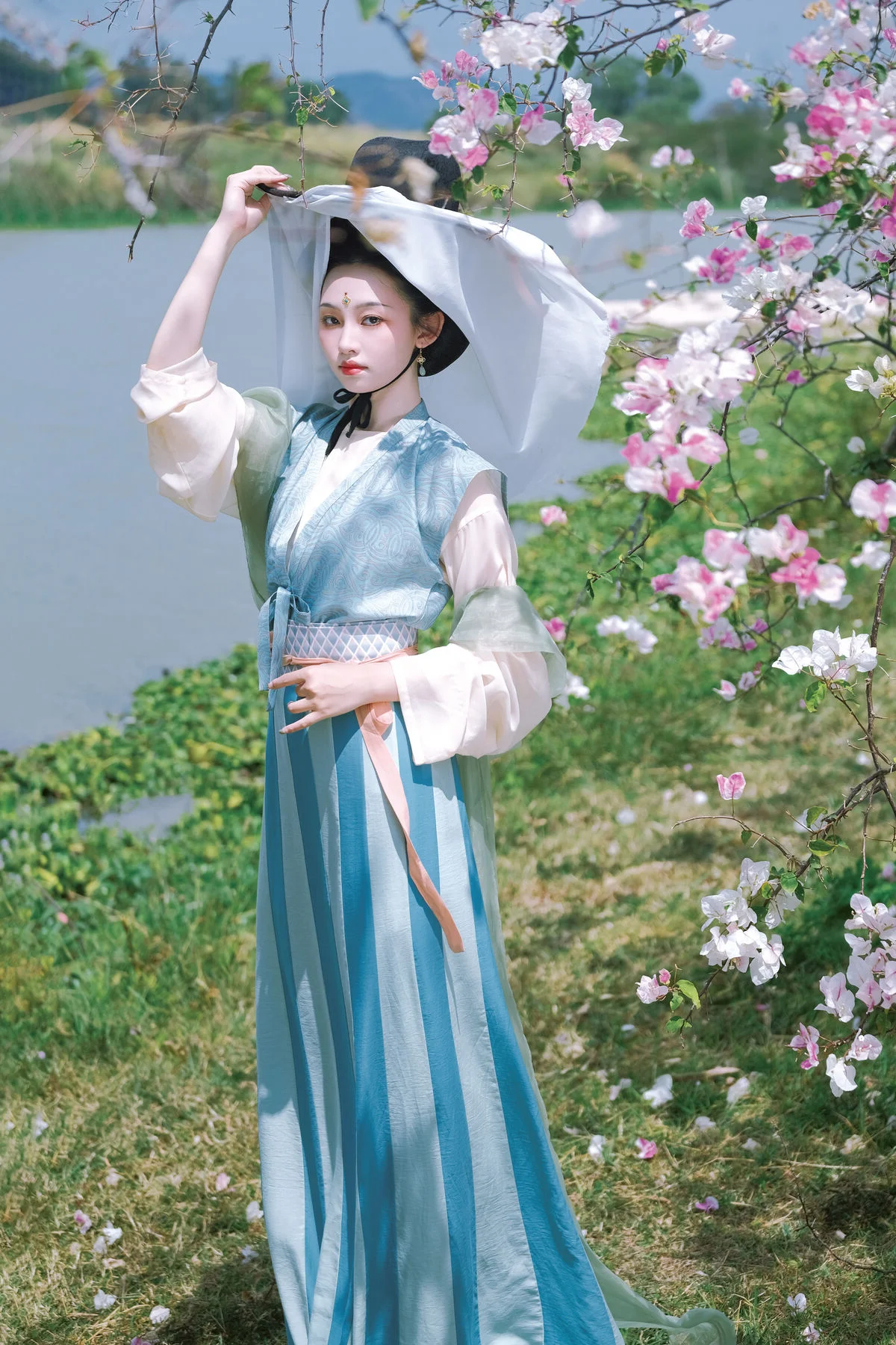 Elegant Portrait Photography: Xiao Lin in YiTuYu Art Language Vol.9341 – Stunning Fashion and Lifestyle Visuals