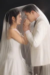 Stunning Wedding Photos of Vietnam's Top Footballer and His Bank-Employee Bride - image 4