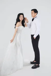 Stunning Wedding Photos of Vietnam's Top Footballer and His Bank-Employee Bride - image 0