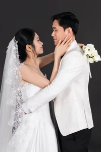 Stunning Wedding Photos of Vietnam's Top Footballer and His Bank-Employee Bride - image 9