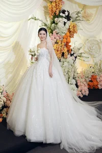 Stunning Wedding Photos of Vietnam's Top Footballer and His Bank-Employee Bride - image 10