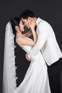 Stunning Wedding Photos of Vietnam's Top Footballer and His Bank-Employee Bride - image 6