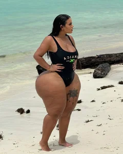 Plus Size Model With Curvy Figure Amasses 10 Million Followers - image 2