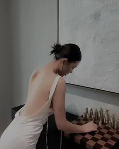 From Flight Attendant to Glamorous Fashion Icon: Embracing Personal Style - image 0