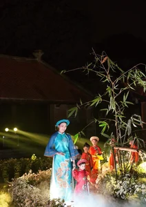 Designer Ngoc Han Revives Ancient Kim Hoang Folk Paintings Through Elegant Ao Dai Collection - image 2