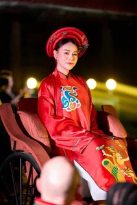 Designer Ngoc Han Revives Ancient Kim Hoang Folk Paintings Through Elegant Ao Dai Collection - image 1