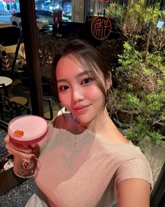 Korean Beauty Trends: The Stunning Visuals and Style of Seoul's Top Social Media Stars - image 3
