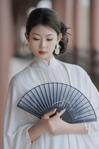 Traditional Aesthetics in the Rain: [Yituyu] Rainy Garden Visit Han - image 2