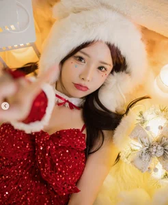 Festive Glamour: Hot Girl Reimagines Christmas Fashion with Stunning Santa-Inspired Cosplay - image 0