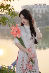 Timeless Elegance of Vietnamese Ao Dai by the Lake - image 3