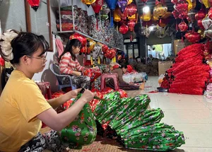Experience the Magic of Hoi An: Traditional Lantern Making for the Lunar New Year in Vietnam’s Most Colorful Ancient Town - image 1